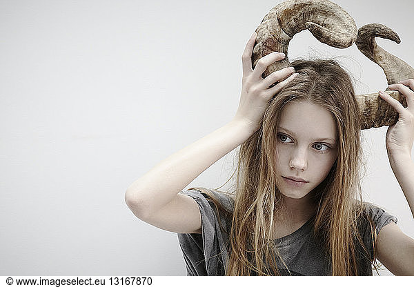 Bildnis eines Mädchens mit Hörnern auf dem Kopf
