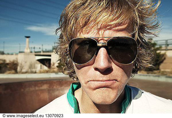Bildnis eines Mannes mit Sonnenbrille