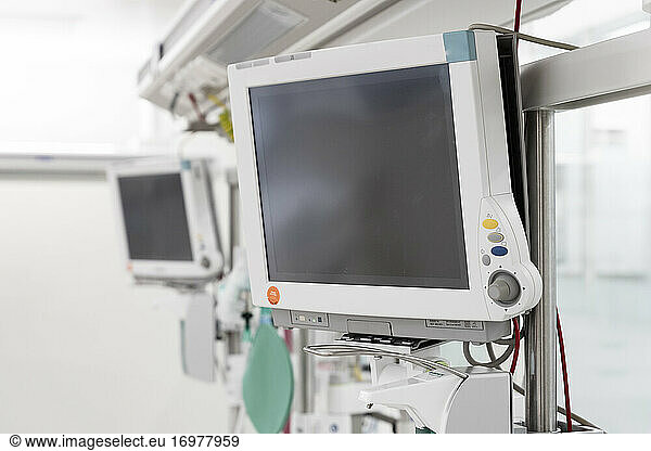 Bildschirm im Aufwachraum  nach der Operation