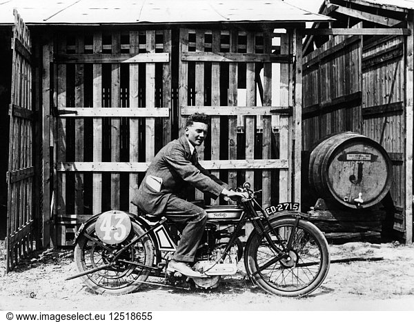 Billy Hollowell auf einem Norton OHV-Motorrad  1922. Künstler: Unbekannt