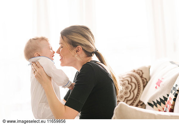 Bindung von Mutter und Kind zu Hause