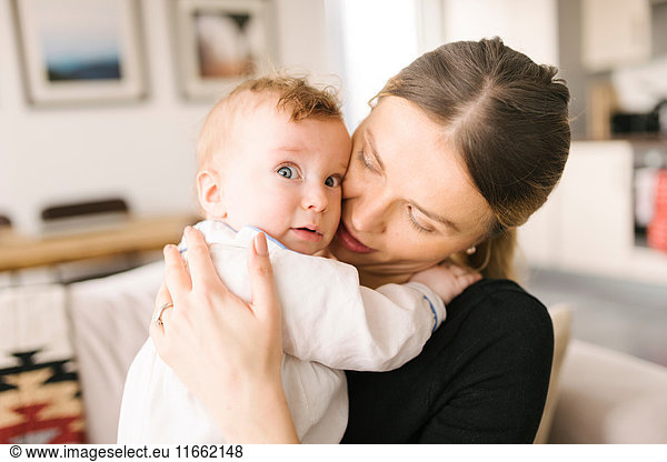 Bindung von Mutter und Kind zu Hause