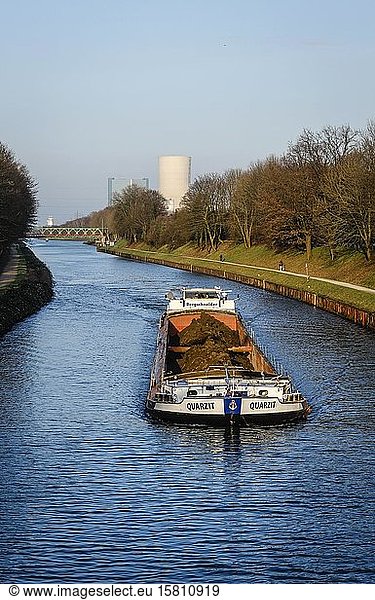 Binnenschifffahrt auf dem Rhein-Herne-Kanal vor dem Kraftwerk Datteln 4  Datteln  Ruhrgebiet  Nordrhein-Westfalen  Deutschland  Europa