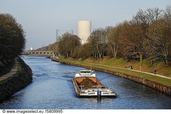 Binnenschifffahrt auf dem Rhein-Herne-Kanal vor dem Kraftwerk Datteln 4  Uniper-Kohlekraftwerk  Datteln  Ruhrgebiet  Nordrhein-Westfalen  Deutschland  Europa