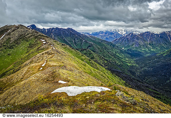 Bird Ridge unter bedecktem Himmel  Chugach State Park  Süd-Zentral-Alaska im Sommer; Alaska  Vereinigte Staaten von Amerika