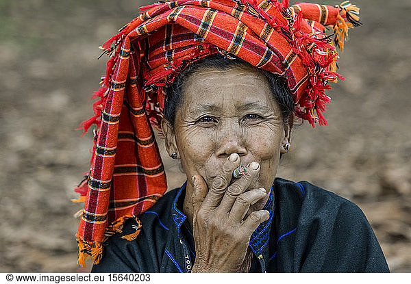 Birmanische Frau mit traditioneller Kopfbedeckung und einer Zigarette; Yawngshwe  Shan-Staat  Myanmar