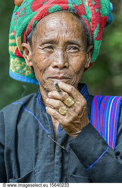 Birmanische Frau mit traditioneller Kopfbedeckung und einer Zigarette; Yawngshwe  Shan-Staat  Myanmar