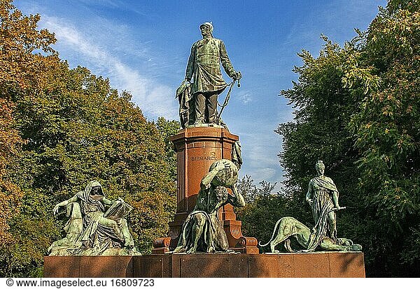 Bismark-Denkmal im Park des Berliner Tiergartens  Deutschland | Bismarck-Nationaldenkmal am Großen Stern  Berliner Tiergarten  Deutschland.