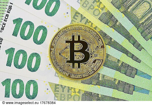 Bitcoin und 100-Euro-Scheine  Nahaufnahme