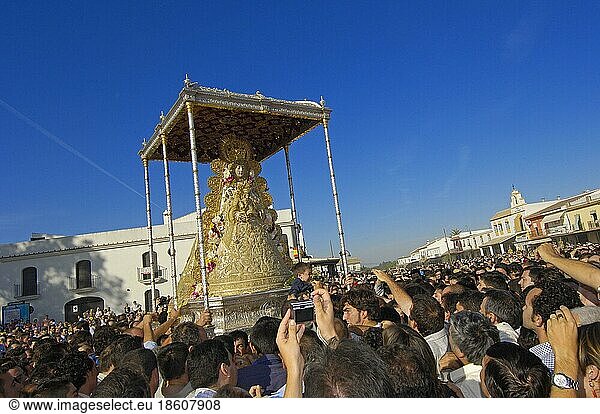 Blanca Paloma procession  veneration of the Blessed Virgin Mary  Romeria pilgrimage to El Rocio  Huelva  Andalusia  Spain  Europe