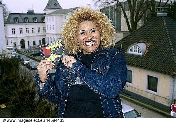 Blanco  Patricia  * 1971  deut. - kuban. SÃ¤ngerin  Halbfigur  mit ihrer ersten Single  Hamburg  28.2.2002 Blanco, Patricia, * 1971, deut. - kuban. SÃ¤ngerin, Halbfigur, mit ihrer ersten Single, Hamburg, 28.2.2002,