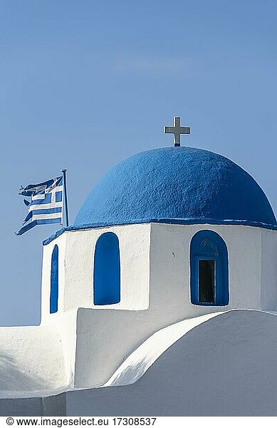 Blau-Weiße Griechisch-Orthodoxe Kirche Agios Nikolaos mit Griechischer Flagge  Parikia  Paros  Kykladen  Ägäis  Griechenland  Europa