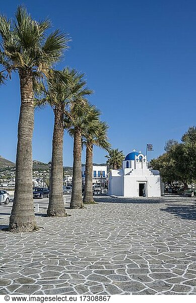 Blau-Weiße Griechisch-Orthodoxe Kirche Agios Nikolaos mit Griechischer Flagge  Parikia  Paros  Kykladen  Ägäis  Griechenland  Europa