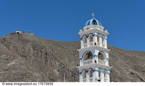 Blau-weißer Glockenturm  Kirche  blauer wolkenloser Himmel  Radarstation auf Berg  Perissa  Insel Santorini  Kykladen  Griechenland  Europa