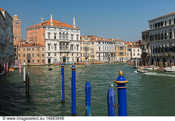 Blaue Anlegestellen  Wassertaxis am Canal Grande  Palastgebäude im Renaissance-Architekturstil  Stadtteil San Polo  Venedig  Venetien  Italien