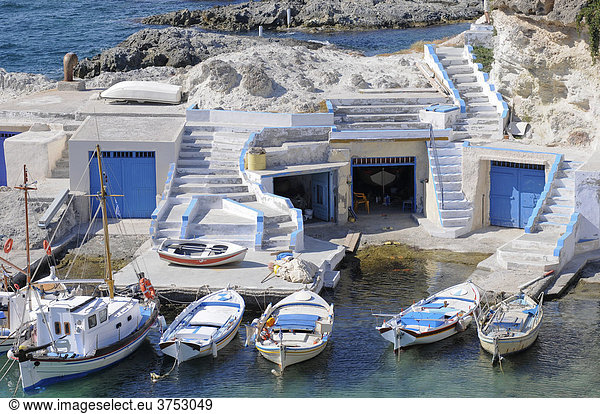 Blaue Bootsgaragen auf Milos  kleine Fischerboote am Fischerhafen  Kykladen  Griechenland  Europa