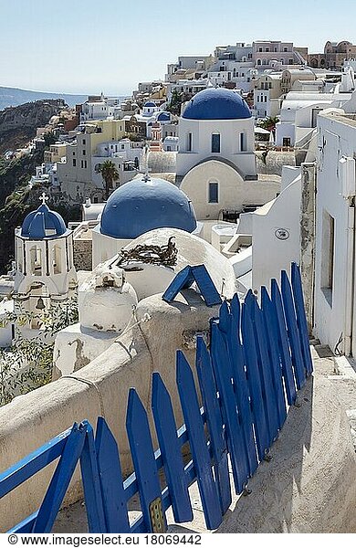 Blaue Kuppel der Kirche Agios Spiridonas  Kirche des Anastasis (Auferstehung)  Oia (Ia)  Santorin  Griechenland  Europa