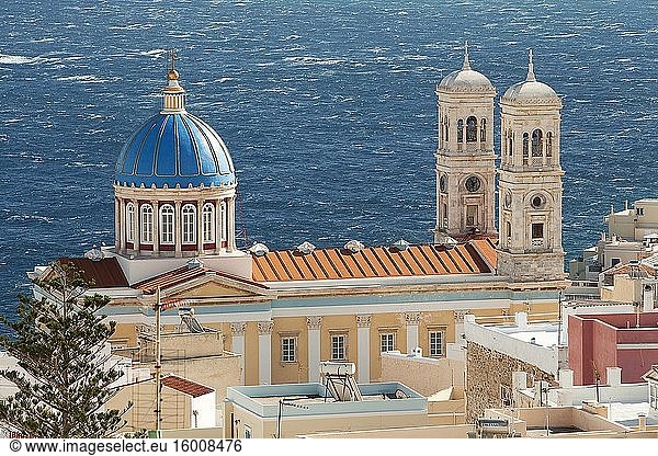 Blaue Kuppel und Glockentürme der neoklassischen griechisch-orthodoxen Kirche des Heiligen Nikolaus  Ermoupolis  Syros  Kykladen-Inseln  Griechische Inseln  Griechenland  Europa.