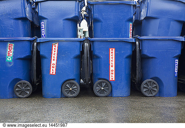 Blaue Recyclingbehälter