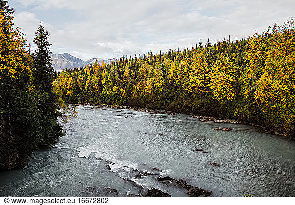 Blauer Fluss in Herbstlandschaft