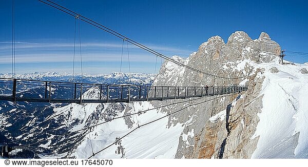 Blauer Himmel über alpiner Winterlandschaft  Hängebrücke am Dachstein  Dachsteingletscher  Steiermark  Österreich