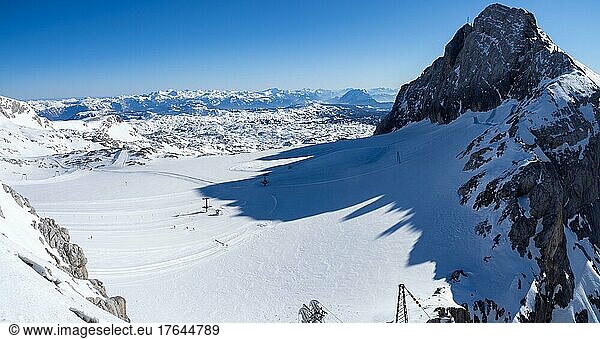 Blauer Himmel über alpiner Winterlandschaft  Skigebiet Dachsteingletscher  Urlaubsregion Schladming?Dachstein  Dachsteinmassiv  Steiermark  Österreich  Europa