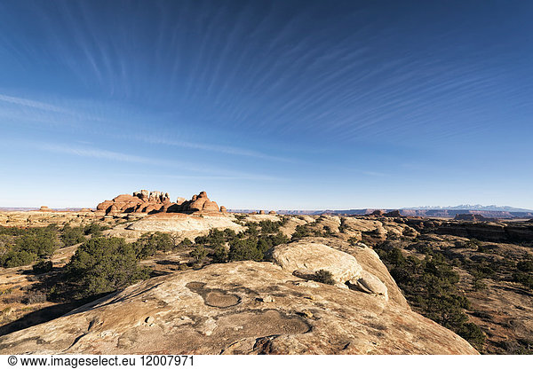 Blauer Himmel über Felsen in der Wüste  Moab  Utah  Vereinigte Staaten
