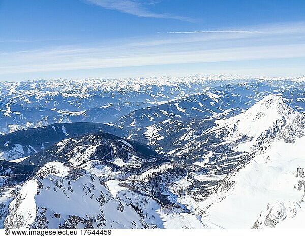 Blauer Himmel über Winterlandschaft und schneebedeckte Alpengipfel  Dachsteingletscher  Ramsau am Dachstein  Steiermark  Österreich