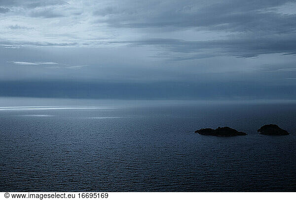Blauer Himmel  Ozean  Horizont  Landschaft mit Inseln