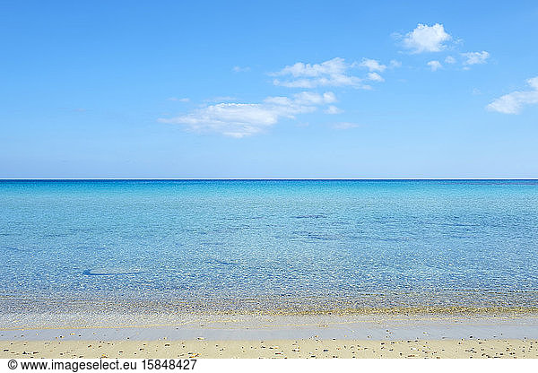 Blauer Himmel und Meer an einem einsamen Strand auf der Karpaz-Halbinsel  Zypern