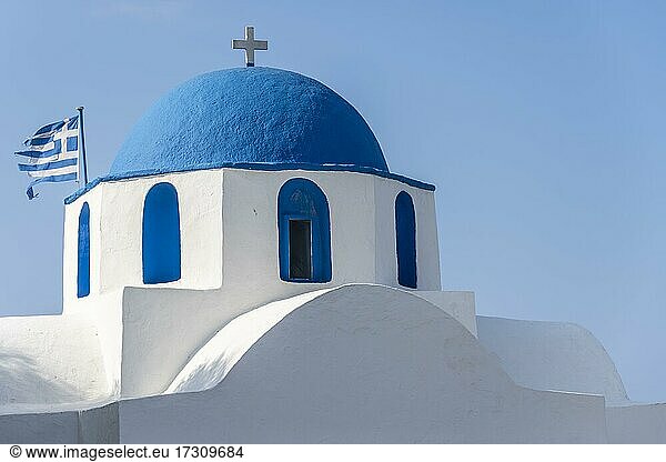 Blaues Dach der Griechisch-Orthodoxe Kirche Agios Konstantinos mit Griechischer Flagge  Parikia  Paros  Kykladen  Ägäis  Griechenland  Europa