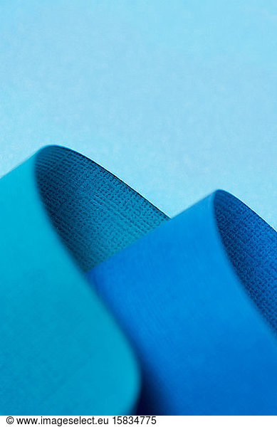 Blaukurven-Papierdesign-Hintergrund