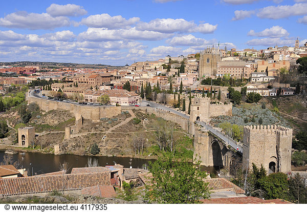 Blick über den Tajo auf die Altstadt von Toledo,  vorne die Puente de San Martín,  Toledo,  Spanien