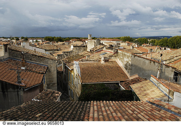 Blick über die roten Dächer von Arles,  Provence,  Südfrankreich