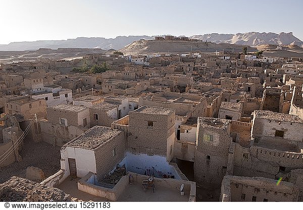 Blick auf Altstadt Al Qasr in Dakhla Oase  Libysche Wueste  Aegypten