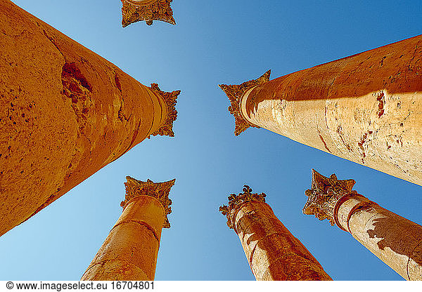 Blick auf antike römische Säulen in der Stadt Jerash  Jordanien