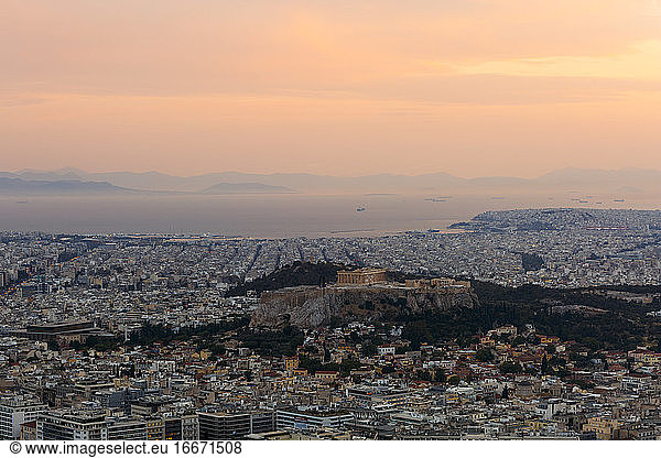 Blick auf Athen und die Akropolis vom Lycabettus-Hügel bei Sonnenuntergang  Griechenland.
