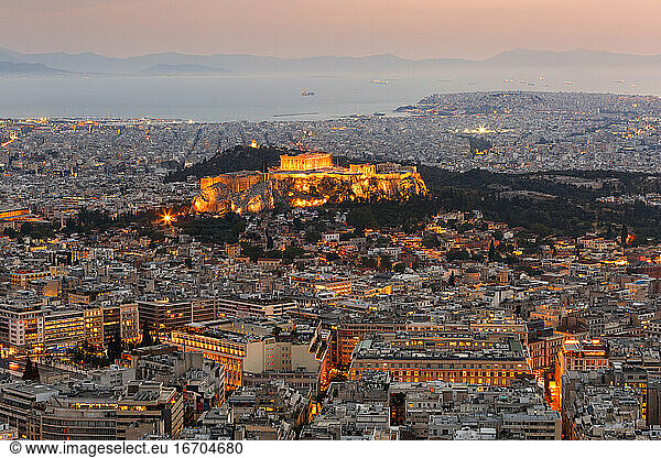 Blick auf Athen und die Akropolis vom Lycabettus-Hügel bei Sonnenuntergang  Griechenland.
