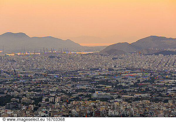 Blick auf Athen vom Lycabettus-Hügel bei Sonnenuntergang  Griechenland.