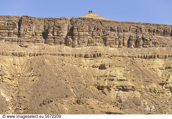 Blick auf Aussichtpunkt  Wanderweg durch Erosionskrater Machtesch Ramon  Negev Wüste  Israel  Naher Osten  Vorderasien