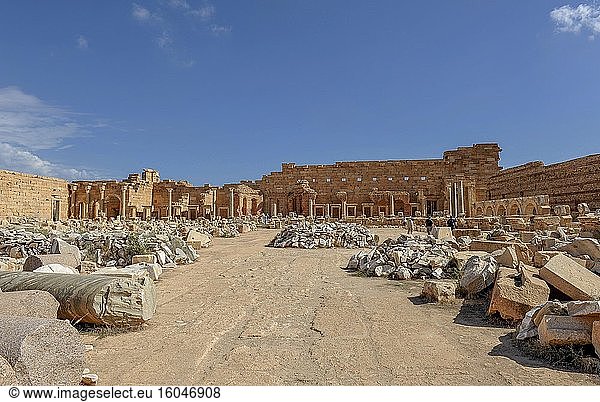 Blick auf Überreste  Platz mit Steinen und Säulen  neues Forum  Ruinenstadt Leptis Magna  Libyen  Afrika