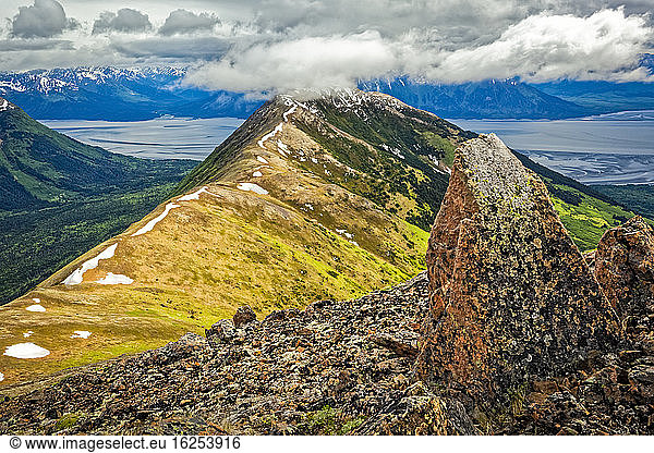 Blick auf Bird Ridge und Turnagain Arm unter Wolken  Chugach State Park  Süd-Zentral-Alaska im Sommer; Alaska  Vereinigte Staaten von Amerika