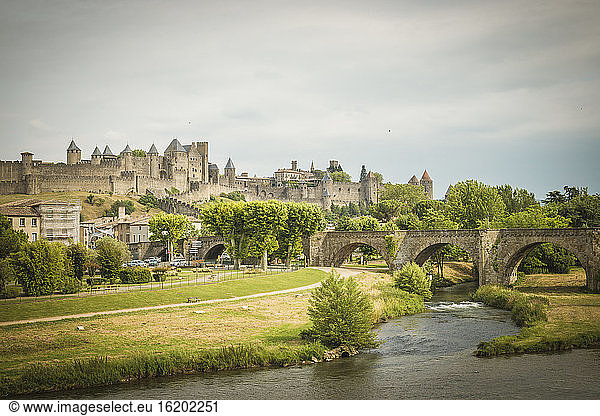 Blick auf Brücke und Stadt  Carcassonne  Languedoc-Roussillon  Frankreich