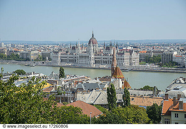 Blick auf Budapest  Donau und Parlamentsgebäude vom Burgberg  UNESCO-Weltkulturerbe  Budapest  Ungarn  Europa