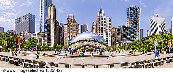 Blick auf Cloud Gate (die Bohne)  Millennium Park  Innenstadt von Chicago  Illinois  Vereinigte Staaten von Amerika  Nordamerika