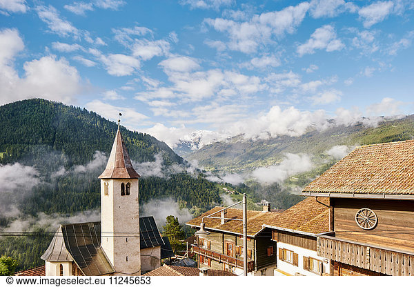 Blick auf Dächer und niedrige Wolken Chur Schweiz
