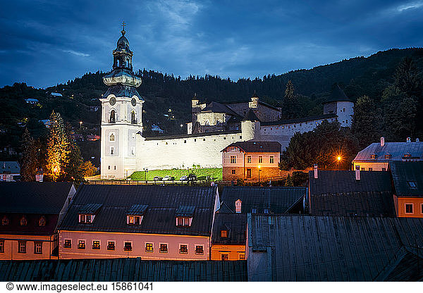 Blick auf das Alte Schloss über die Dächer der Banska Stiavnica.