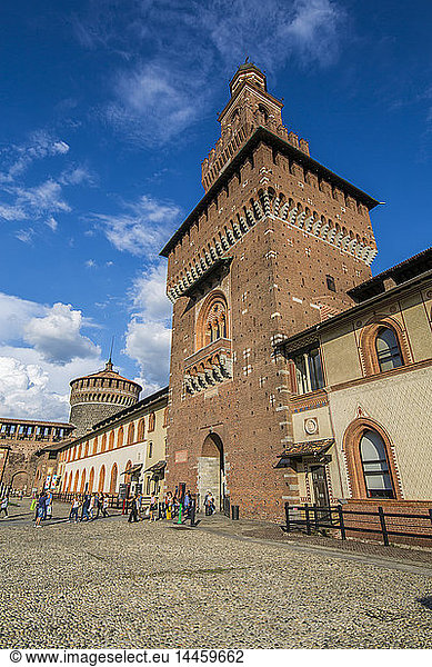 Blick auf das Castello Sforzesco (Sforza-Schloss) an einem sonnigen Tag  Mailand  Lombardei  Italien