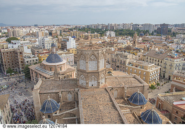 Blick auf das Dach des Diözesanmuseums der Kathedrale von Valencia von der Kathedrale von Valencia aus  Valencia  Spanien  Europa