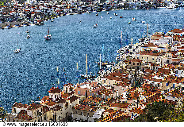 Blick auf das Dorf Chora auf der Insel Poros und das Dorf Galatas.